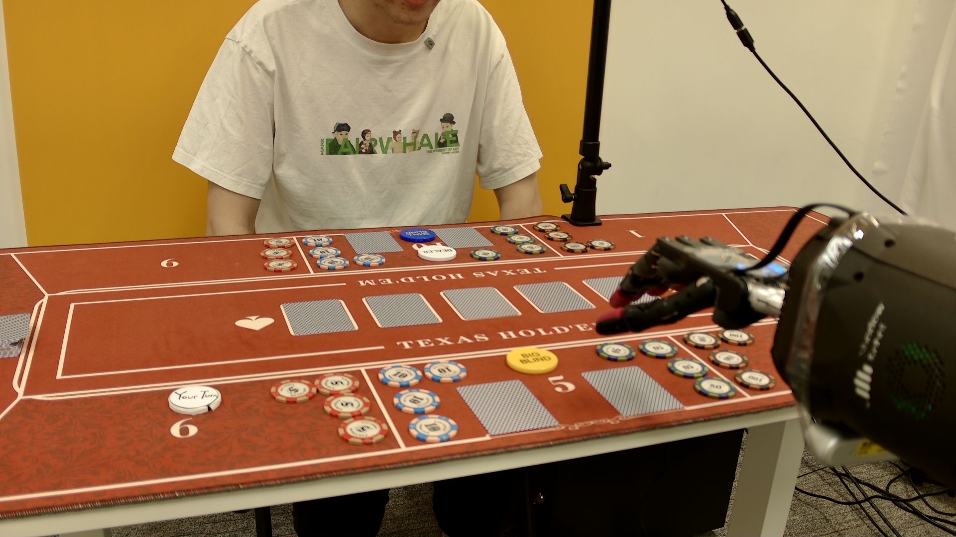 Showdown perception problem with visible cards and chips